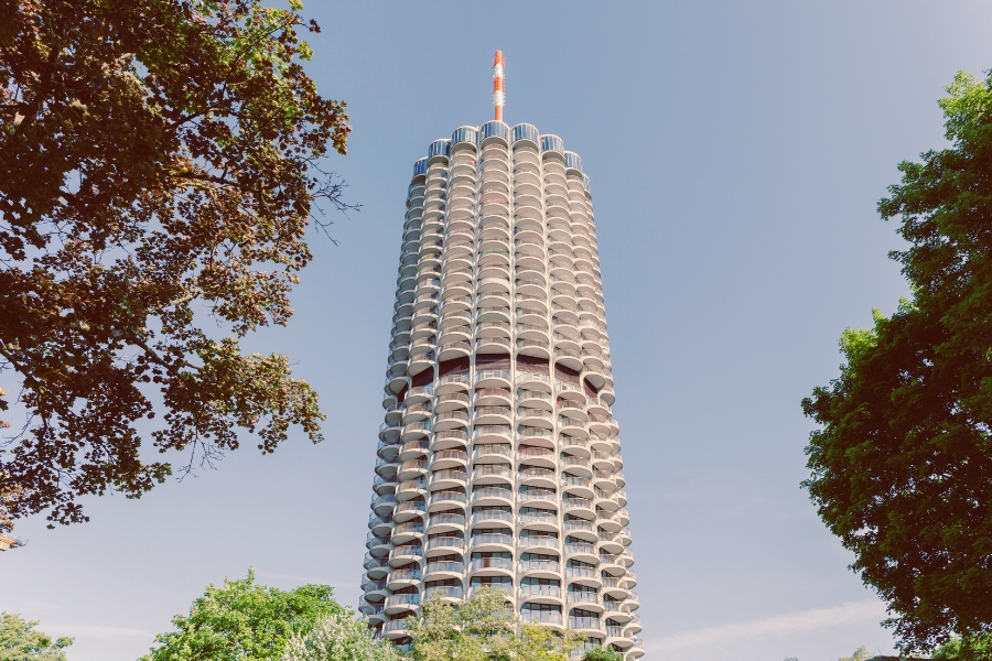 Bau des Kongress am Park samt Hotelturm